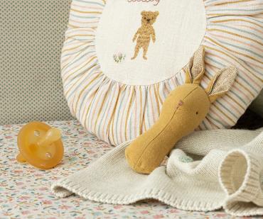 Maileg Lullaby friends, Kanin rangle - Støvet gul – billede 2