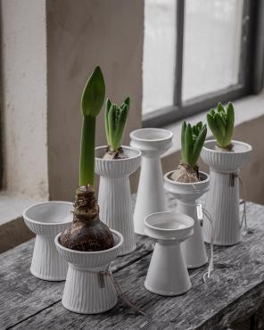 Løgvase D11 H11 cm rillet naturhvid