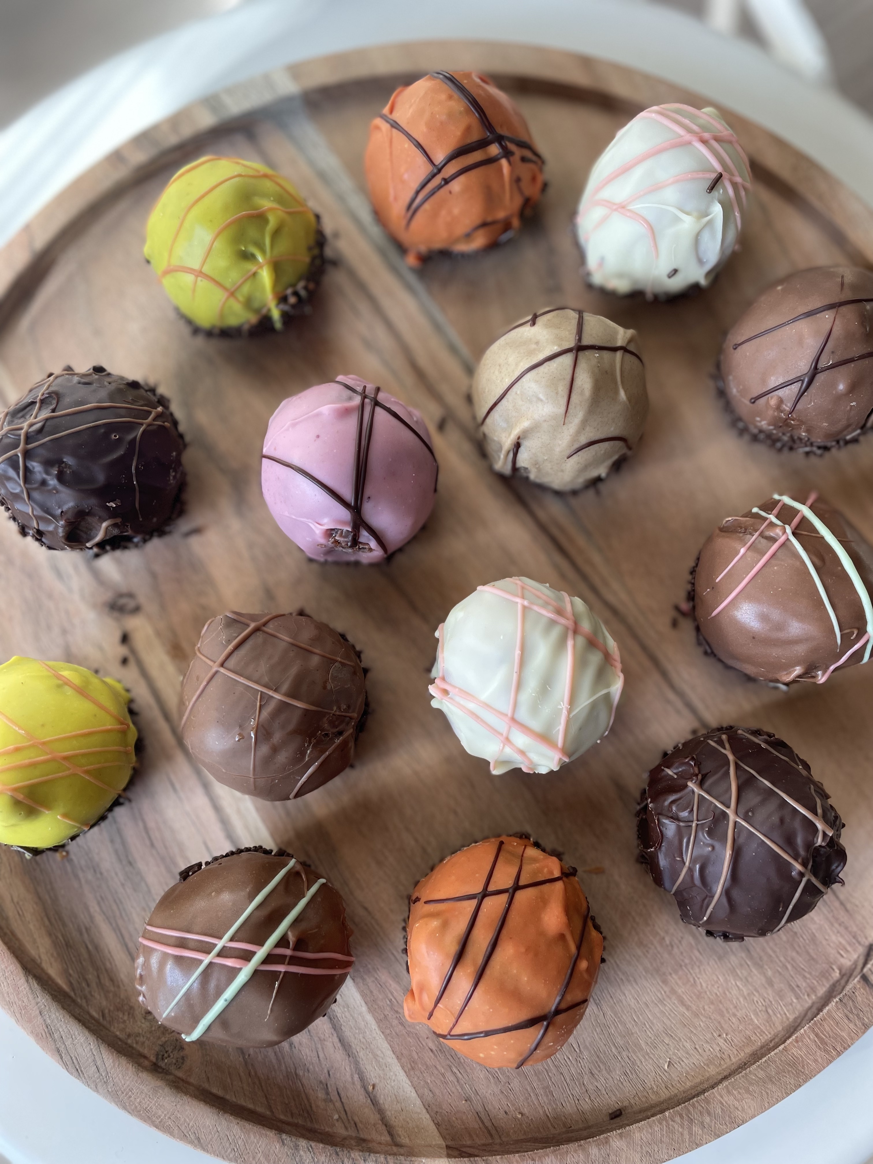 Farverige romkugler fra Bak’s Bakery & Deli